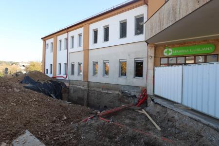 LEKARNA CERKNICA ZAČETEK GRADNJE PRIZIDKA 03 FOTO LJUBO VUKELIČ